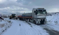 Elazığ'da yolda kalan araçlar kurtarıldı