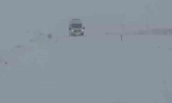 Gercüş'te karda mahsur kalan ambulansa İl Özel İdare ekibi yetişti