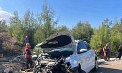 Hafif ticari araçla otomobil çarpıştı: 5’i ağır, 6 yaralı