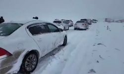 İki gündür devam eden kar trafiği felç etti