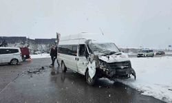 İşçi servisi tıra çarptı: 11 yaralı