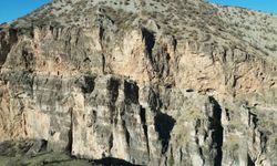 Kayaların ortasındaki manastır görenleri hayrete düşürüyor: Yüzlerce yıllık yapı dron ile görüntülendi