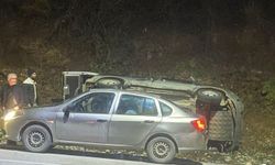 Kayganlaşan yolda otomobil devrildi