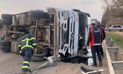 Mardin’de devrilen akaryakıt yüklü tırın sürücüsü yaralandı