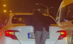Otomobilin arkasına tutundu, hem kendini hem trafiği tehlikeye attı