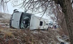 Sivas'ta okul servisi yan yattı, 14'ü öğrenci 15 kişi yaralandı