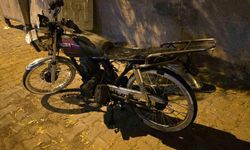 Siverek’te apartmanın girişine park edilen motosiklet yandı