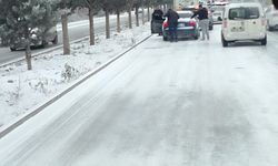 Eski Malatya Yolunda Buzlanma Nedeniyle Araçlar Yolda Kaldı!