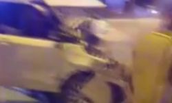 Diyarbakır'da feci kaza: İki aracın arasından geçmeye çalıştı,3 yaralı