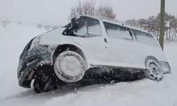 Siirt’te yolda kalan araç ve ambulans kurtarıldı