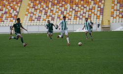 Kırmızı kart yetmedi! Yeşilyurtspor evinde yıkıldı