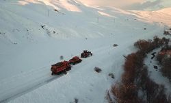 Ağrı'da 'kar kaplanları' kesintisiz ulaşım için gece gündüz çalışıyor