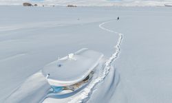 Bitlis'teki Nazik Gölü'nün yüzeyi buzla kaplandı