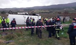 Denizli'de devrilen midibüsteki 25 kişi yaralandı