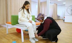 Depremde Ailesini Kaybetti, Hayata Protezle Tutundu