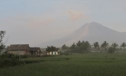 Endonezya'daki Semeru Yanardağı'nda 2 patlama meydana geldi