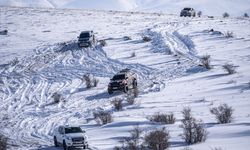 Erzurum'da karlı dağları aşan maceraseverler, doğaya yem bırakıp 'kar raftingi' yaptı