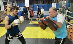 Ömrünü muaythai ve kickboksa adayan milli antrenör, şampiyon sporcular yetiştiriyor