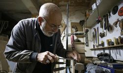 Yarım asırdan fazla süredir aynı tutkuyla ahşaba şekil veriyor