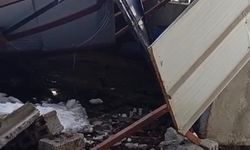 5 buzağı çöken çatının altında kalarak telef oldu