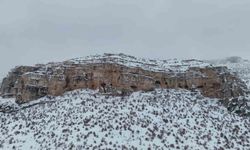 Akçadağ'da milyonlarca yıllık vadi beyaza büründü