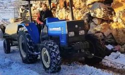 Buzlanmış yolda üç traktörü birbirine bağlayıp su taşıdılar