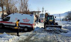 Ekipler ambulansın yolunu açtı, anne ve bebek hastaneye ulaştırıldı