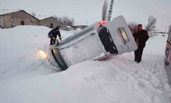 Elazığ'da karda kayan hafif ticari araç devrildi: 2 yaralı