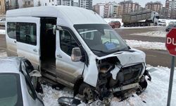 Elazığ'da yolcu minibüsüyle otomobil çarpıştı: 4 yaralı
