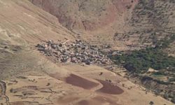 Gercüş'te facianın eşiğinden dönüldü: Dev kaya elektrik direğine çarparak durabildi