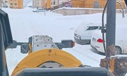 Gölbaşı'nda deprem konutlarında kar temizleme çalışması