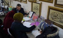 Hat sanatçısı yeni öğrenciler yetiştiriyor