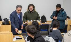 İnönü Üniversitesi'nde final haftasında öğrencilere meyve ikramı
