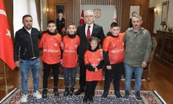 Kardan 'Kız Kulesi' yapan amca ve yeğenleri vali makamında ağırladı