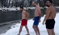 Karların arasından buz gibi nehre: Tunceli'de 3 arkadaş soğuğa meydan okudu