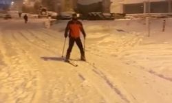 Kayak takımıyla caddede gezdi