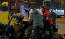 Kayseri'de takla atan otomobilde sıkışan arkadaşının başından ayrılmadı