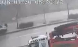 Kontrolden çıkan servis refüje çıktı: Ölümden saniyelerle kurtuluş kamerada