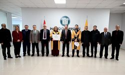 Rektör Akpolat unvanda yükselen akademisyenlere cübbelerini giydirdi