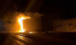 Seyir halindeki tır alev topuna döndü: Sürücü son anda kurtuldu