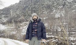 Sivas'ta donan baraj gölünün üzerine kilim serip oturdu