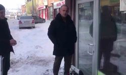 Sivas'ta sibirya soğukları esnafı zorladı: Donan kapı kilidini ısıtıcıyla açmaya çalıştı