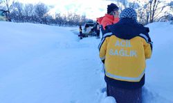Tunceli'de ekipler karda 1 buçuk kilometre yürüyerek hastaya ulaştı