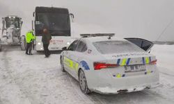 Tur otobüsünde donma tehlikesi geçiren 44 kişi kurtarıldı