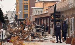 Yoğun kar yağışı sanat sokağında çökmeye neden oldu