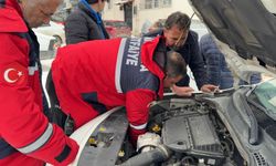 Doğanşehir’de Kaputa Sıkışan Kediyi İtfaiye Ekipleri Kurtardı