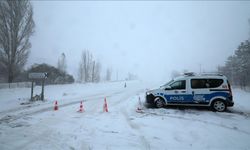 Kayseri-Malatya kara yolu kar ve tipi nedeniyle ulaşıma kapandı