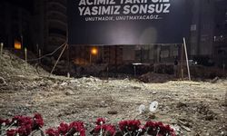 6 Şubat depremlerinin simgesi Hakimbey Apartmanı’nda 78 can için karanfil