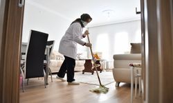 Yeşilyurt’ta Büyüklerin Yüzü Gülüyor: Kapıyı Çalıyorlar, Evi Pırıl Pırıl Yapıyorlar!