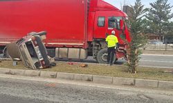 Malatya’da Tır İle Otomobil Çarpıştı: 1 Araç Yan Yattı